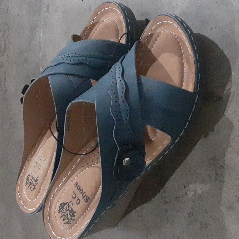 G.C. shoes. Blue sandals with flowers. New with tags. - Picture 3 of 12